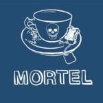 Illustration du podcast "mortel" avec une représentation d'une tasse sur laquelle il y a une tête de mort et qui ai posée sur une coupelle avec un sachet de thé.