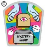 Illustration du podcast "Mystery show" avec l'illustration d'une tartine avec un oeil sautant d'un grille-pain sur lequel il est inscrit le titre du podcast, et une paire de mains qui sont prêtes à attraper la tartine, le tout sur un fond coloré