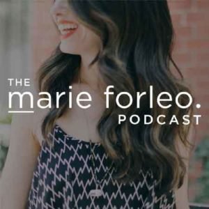 Illustration du podcast "the Marie Forleo podcast" avec la photo d'une femme qui rigole