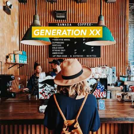 Illustration du podcast "generation xx" avec la représentation d'une jeune femme de dos, qui porte un chapeau et un petit sac à dos citadin ; elle se trouve dans un café au look urbain.